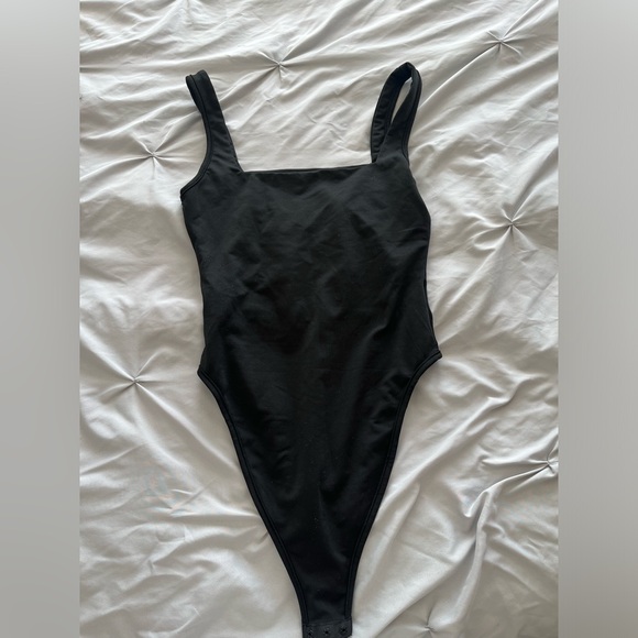 SHEIN black solid square neck tank bodysuit size 2(xs) - Picture 4 of 6